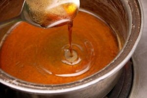 Приготовление сиропа для подкормки пчел осенью